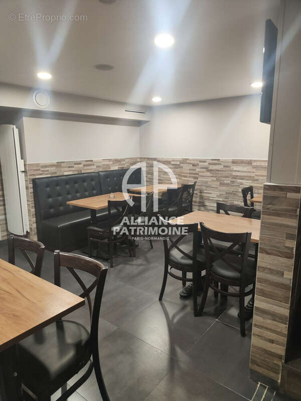 TABLES RDC - Commerce à CLICHY