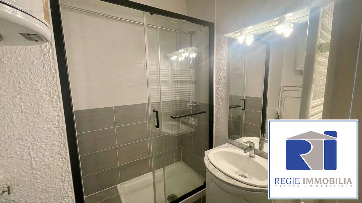 Salle de douche  - Appartement à GRENOBLE