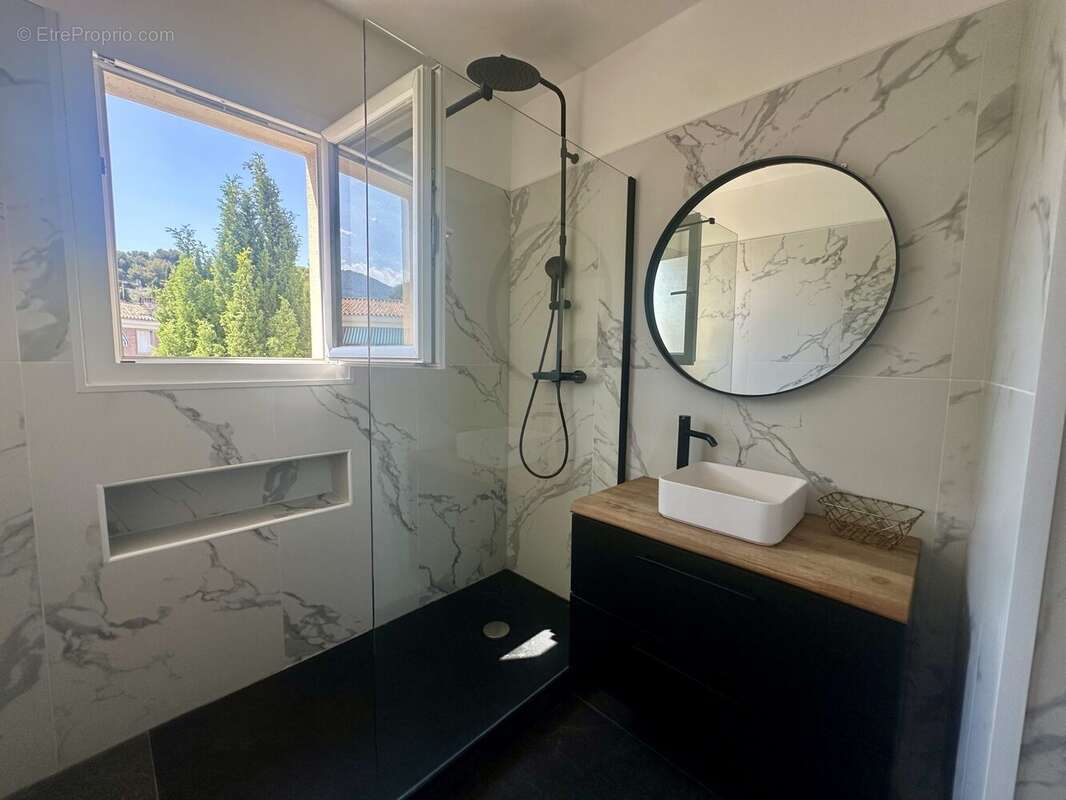 Salle d&#039;eau - Appartement à CASSIS