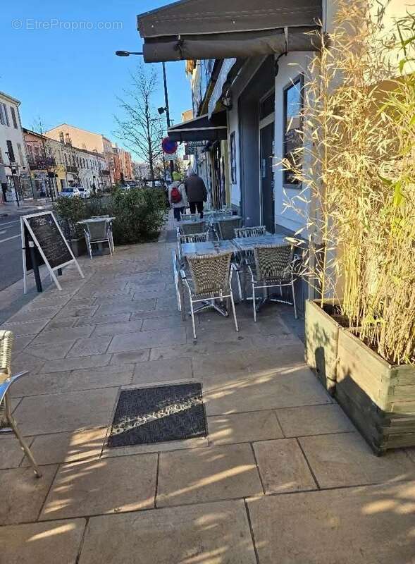 Commerce à LA LONDE-LES-MAURES