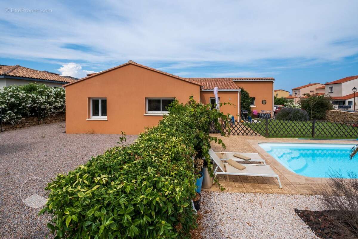 Maison à OPOUL-PERILLOS