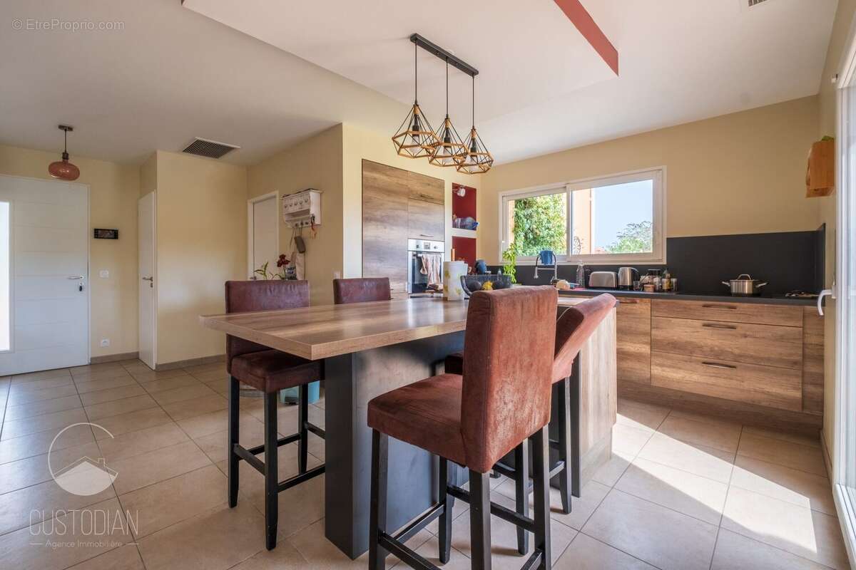 Maison à OPOUL-PERILLOS