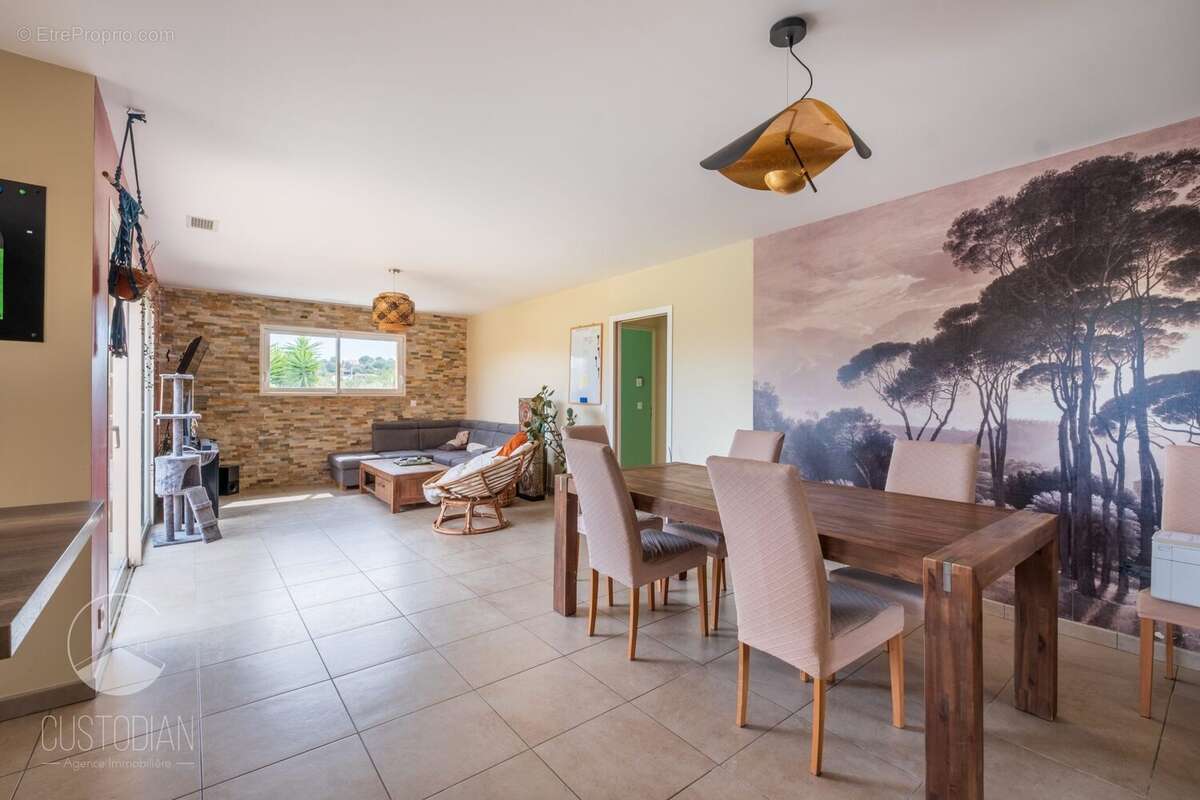 Maison à OPOUL-PERILLOS