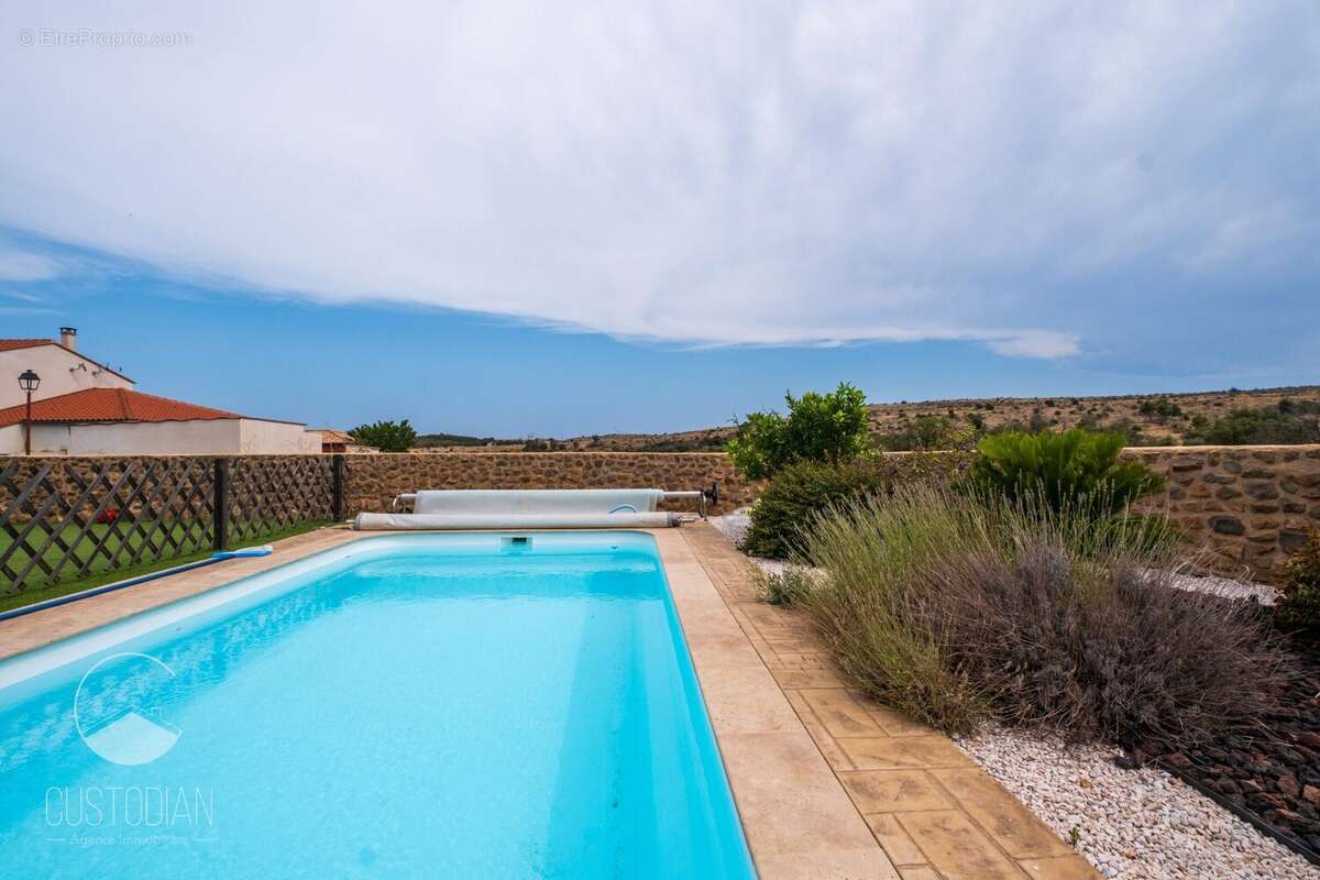 Maison à OPOUL-PERILLOS