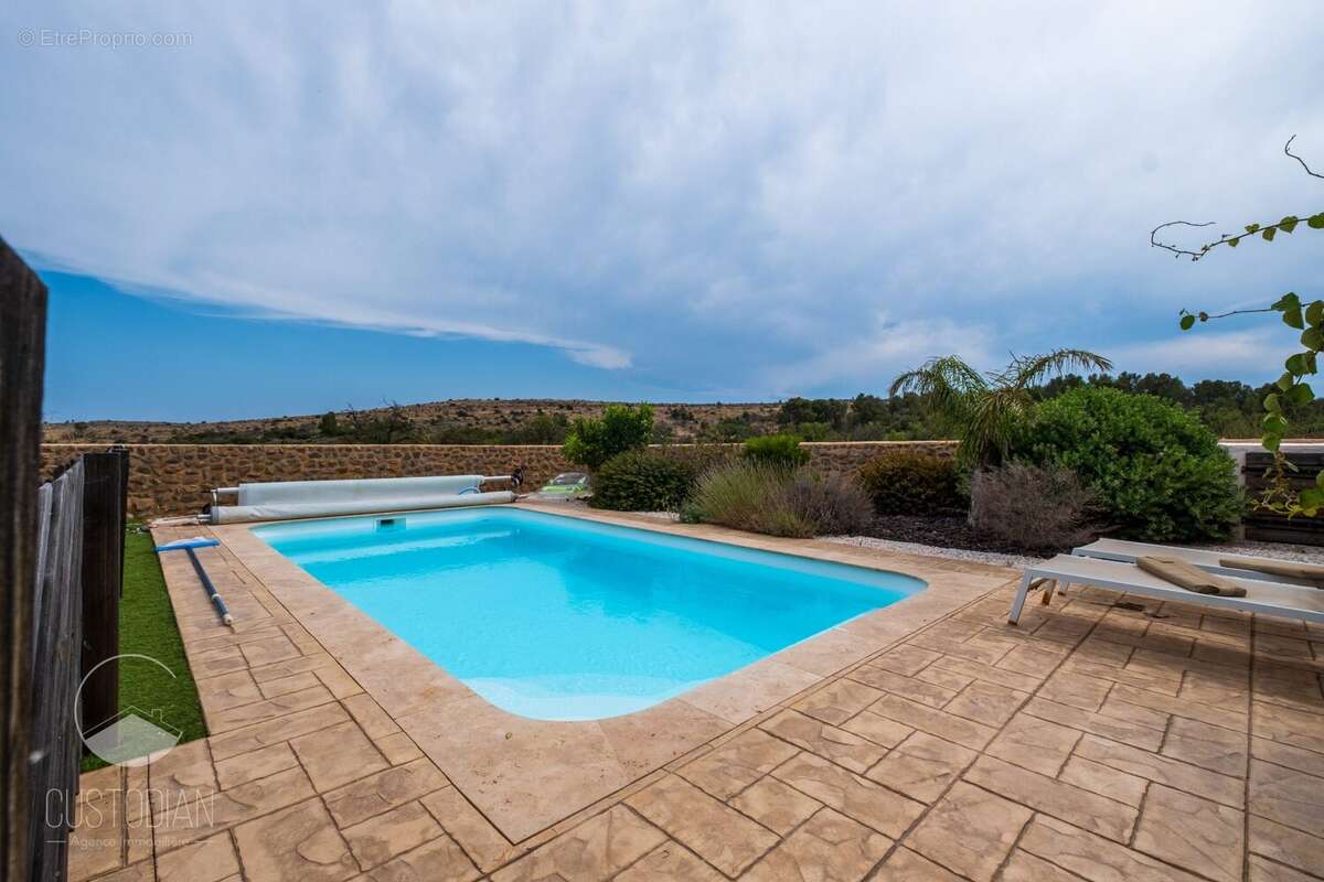 Maison à OPOUL-PERILLOS