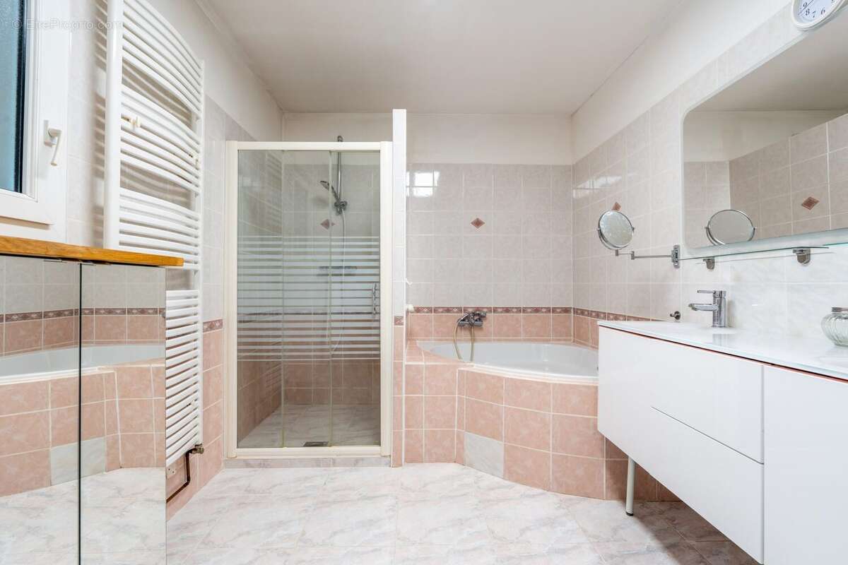 Salle de bain parentale  - Maison à LUYNES