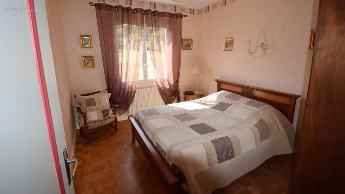 Maison à CREUZIER-LE-VIEUX