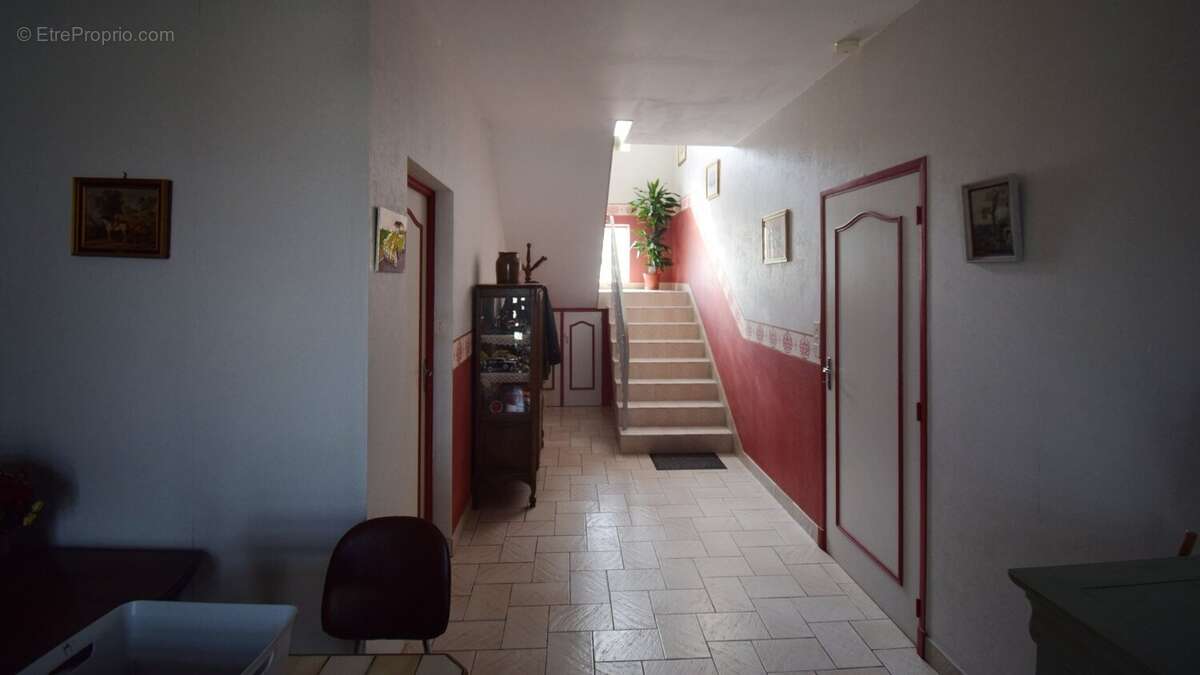 Maison à CREUZIER-LE-VIEUX