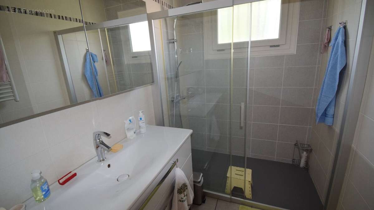 Maison à CREUZIER-LE-VIEUX