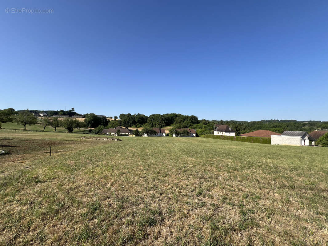 Terrain à TERRASSON-LAVILLEDIEU