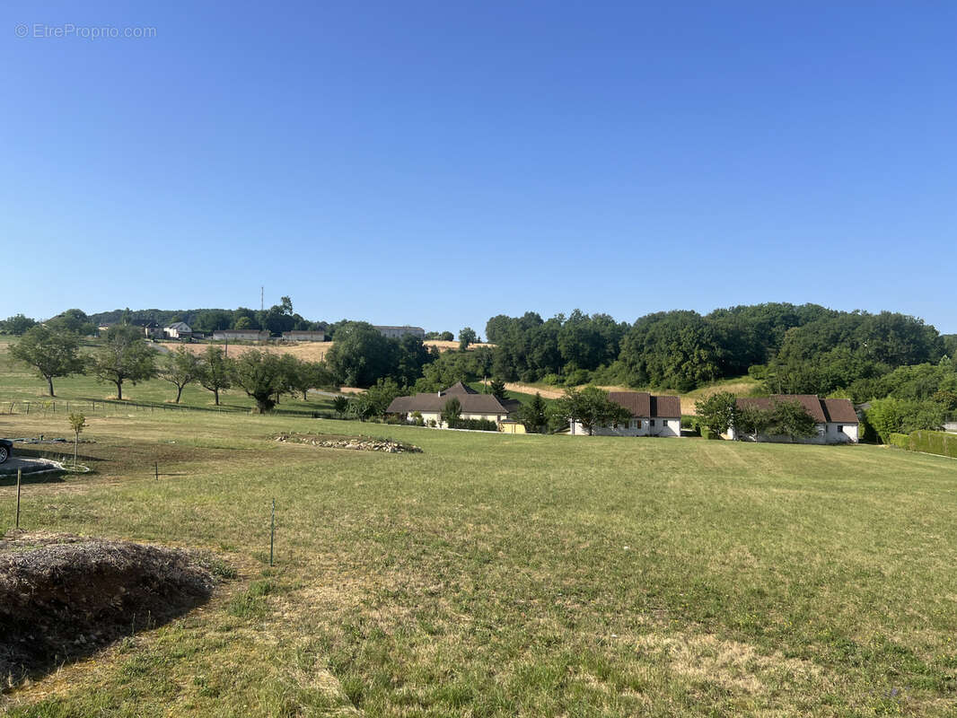 Terrain à TERRASSON-LAVILLEDIEU