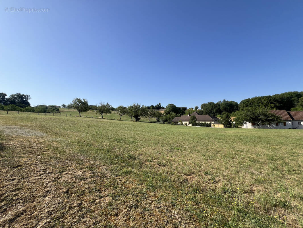 Terrain à TERRASSON-LAVILLEDIEU