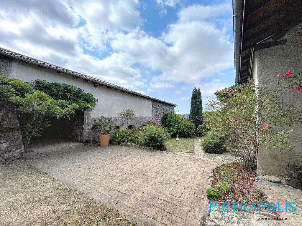 Cour intérieure avec vue sur dépendance - Maison à BRULLIOLES