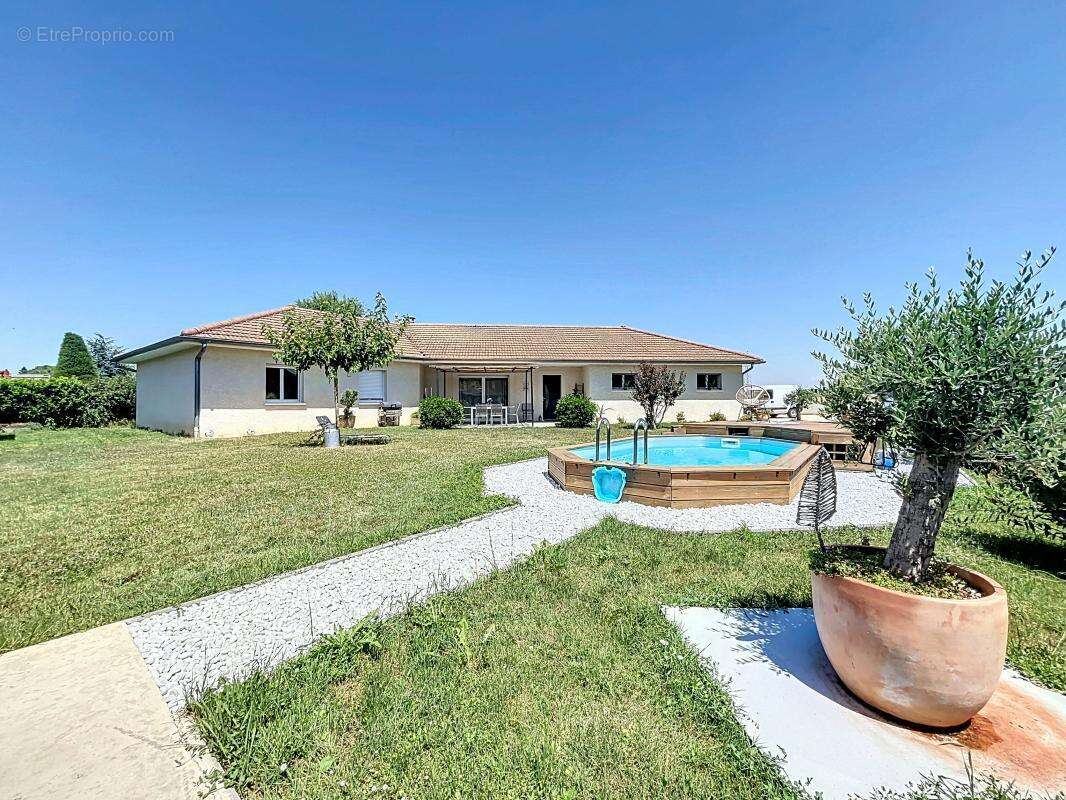 Maison à LAPEYROUSE-MORNAY