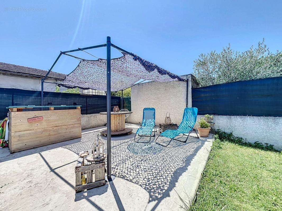 Maison à LAPEYROUSE-MORNAY