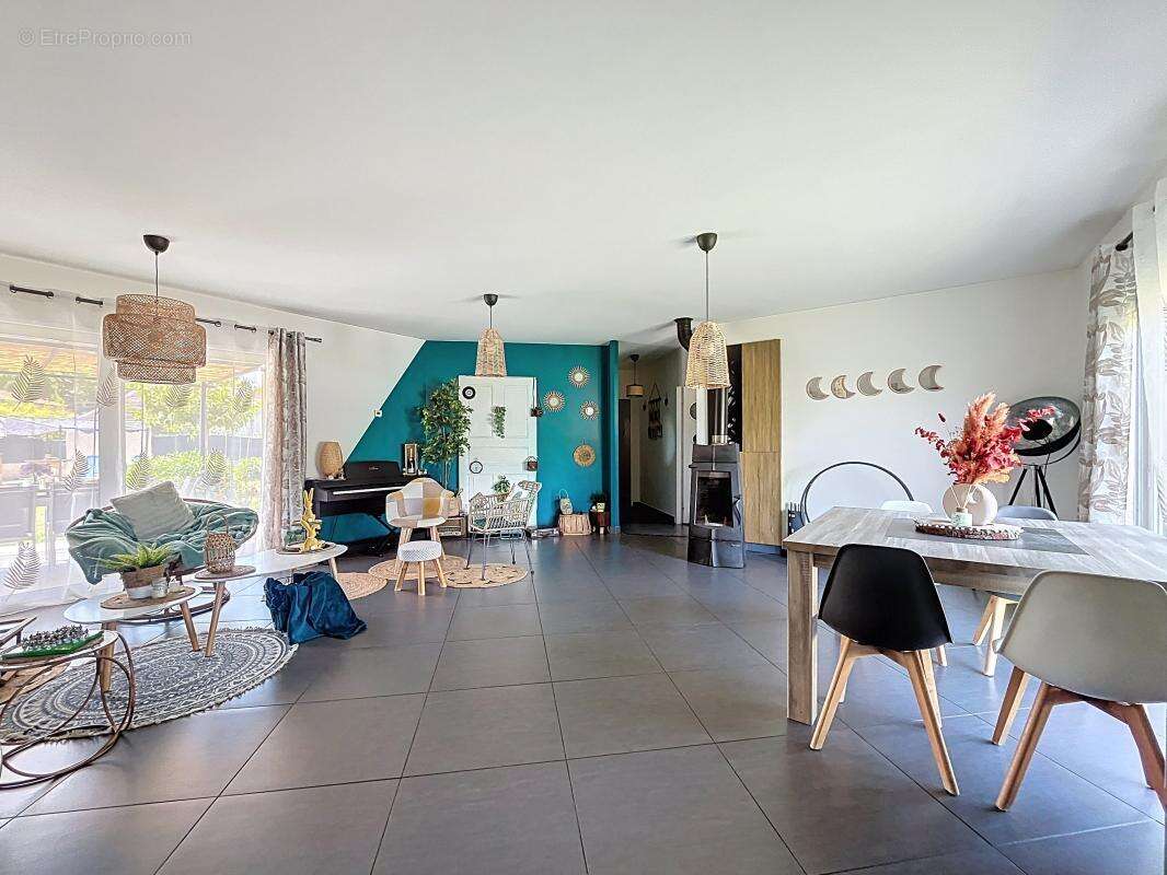 Maison à LAPEYROUSE-MORNAY