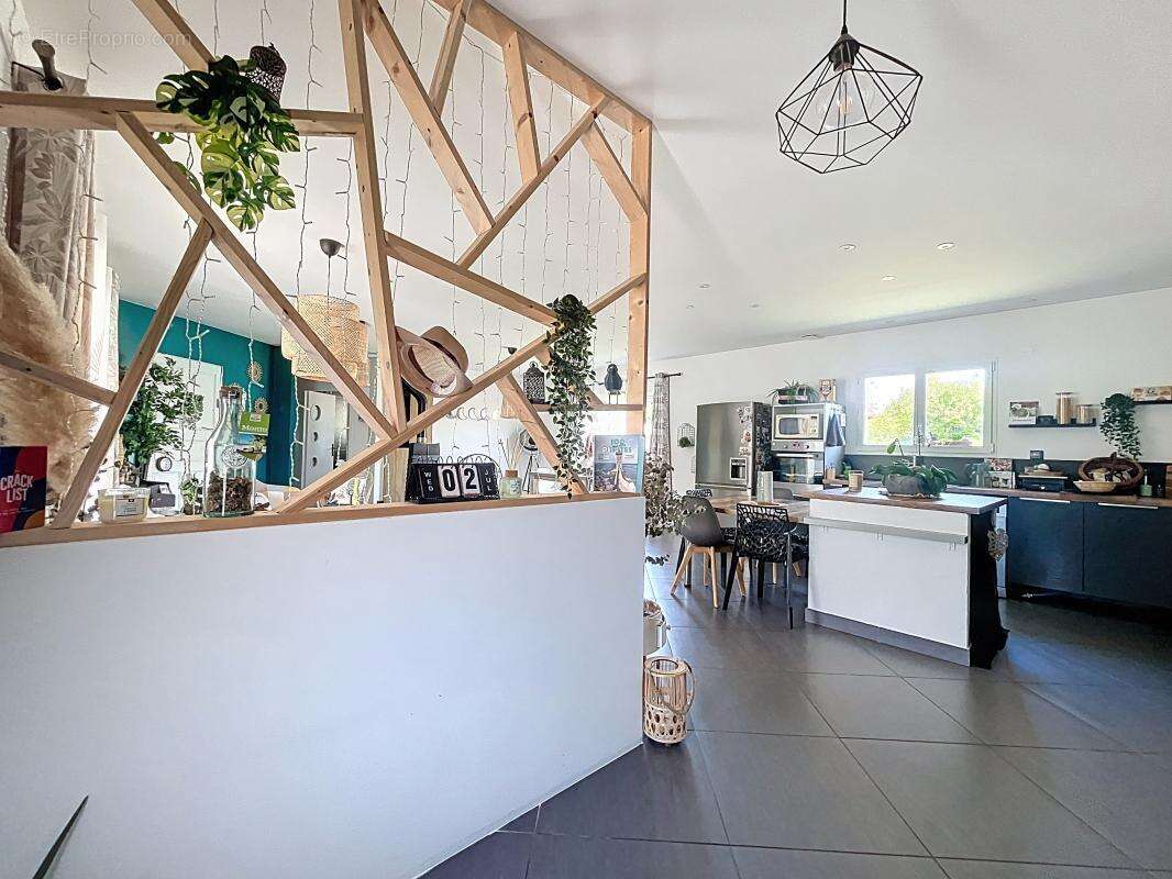 Maison à LAPEYROUSE-MORNAY