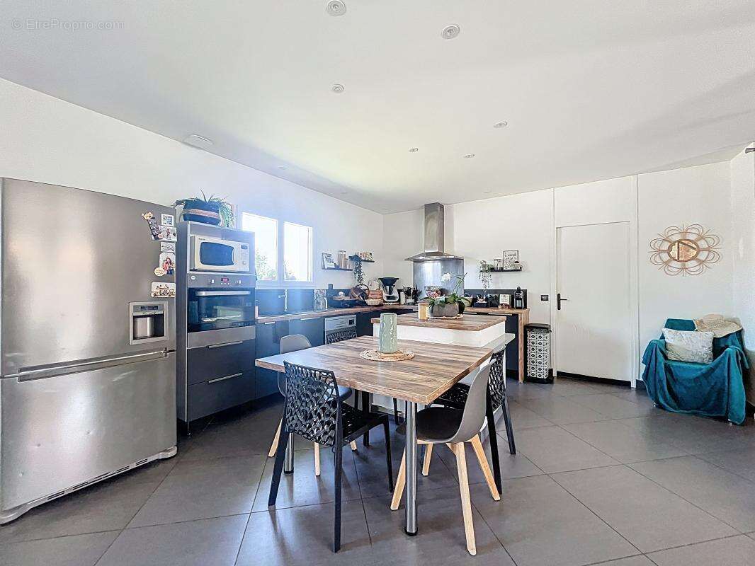 Maison à LAPEYROUSE-MORNAY