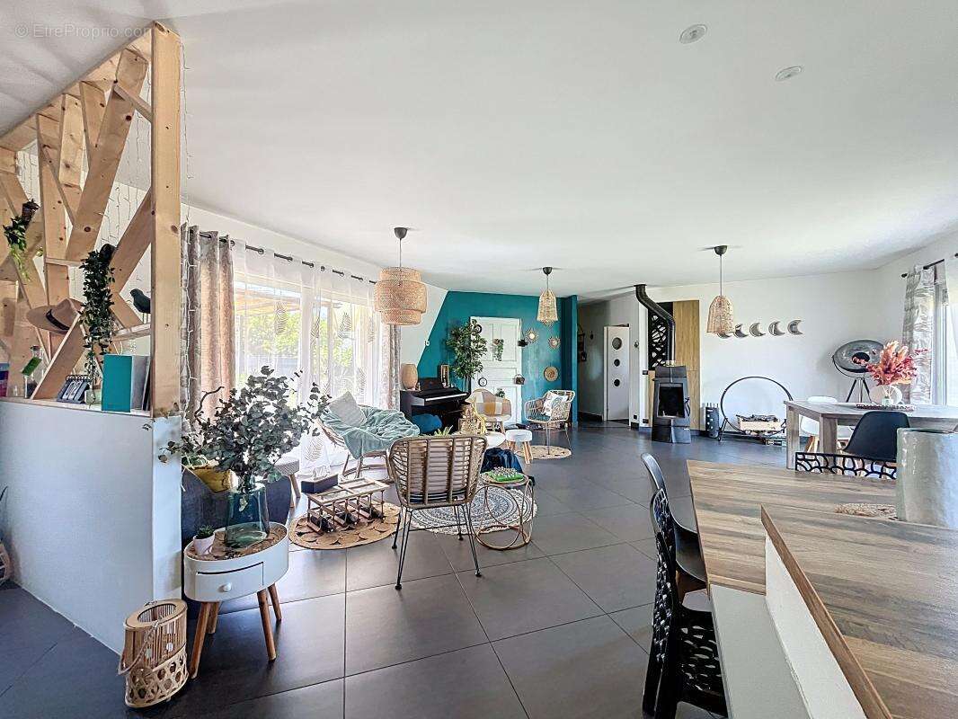 Maison à LAPEYROUSE-MORNAY