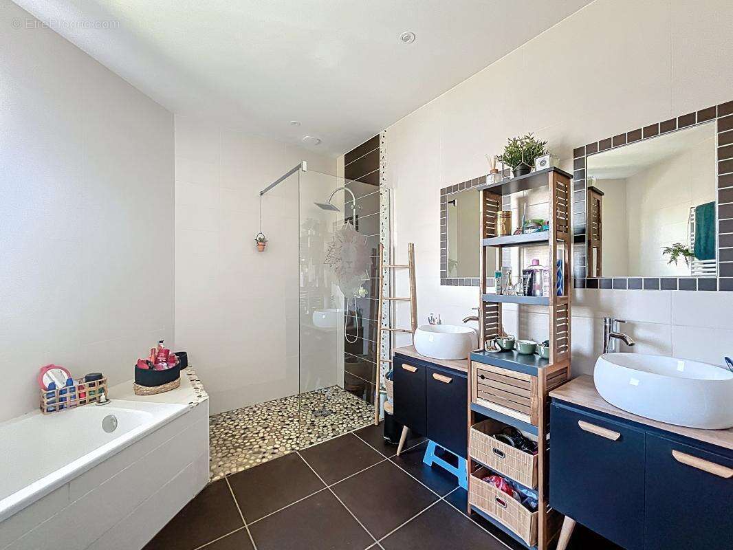 Maison à LAPEYROUSE-MORNAY