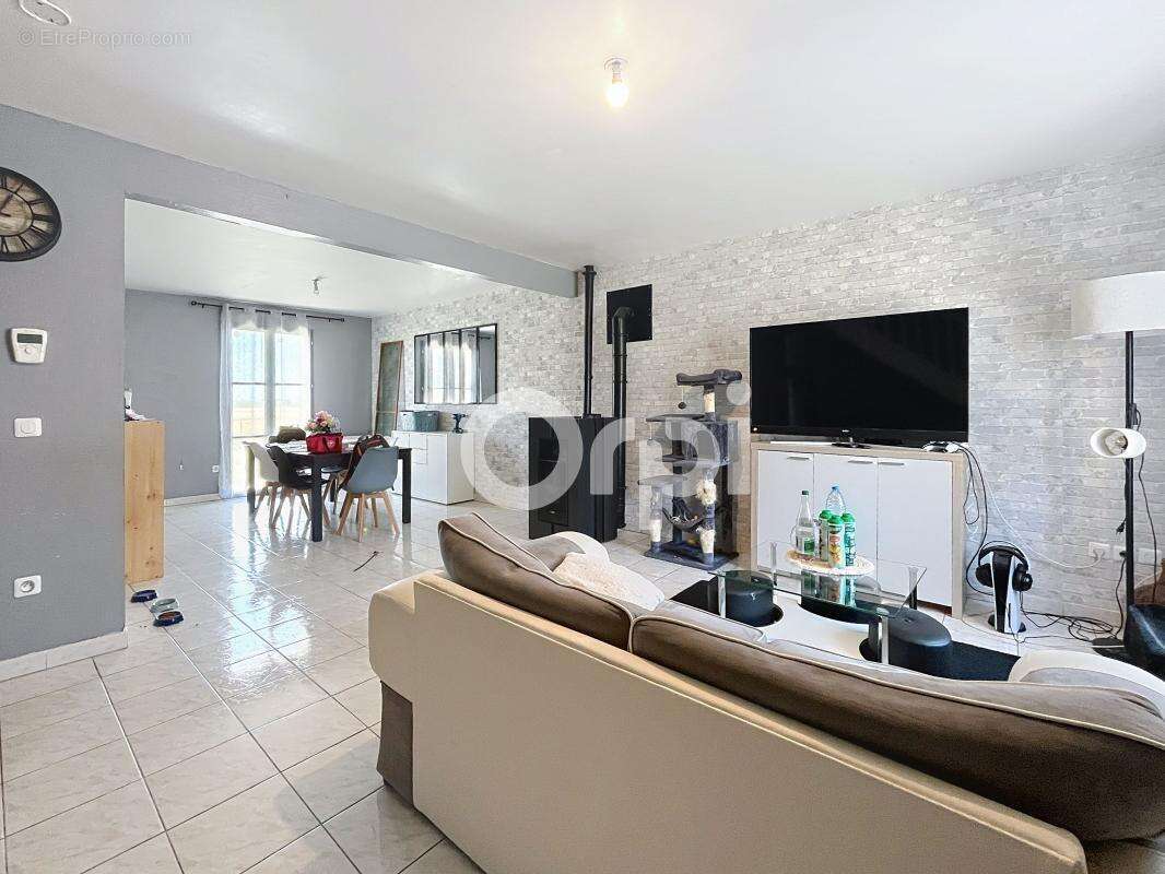 Maison à MONTGERAIN