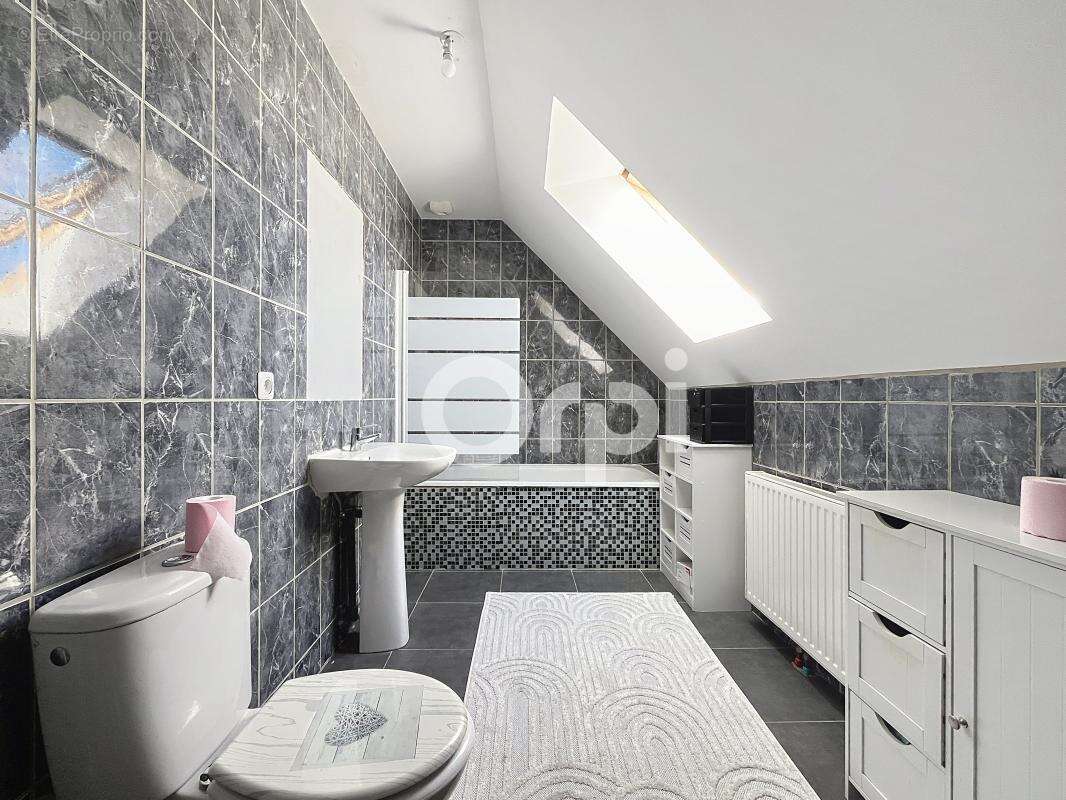 Maison à MONTGERAIN