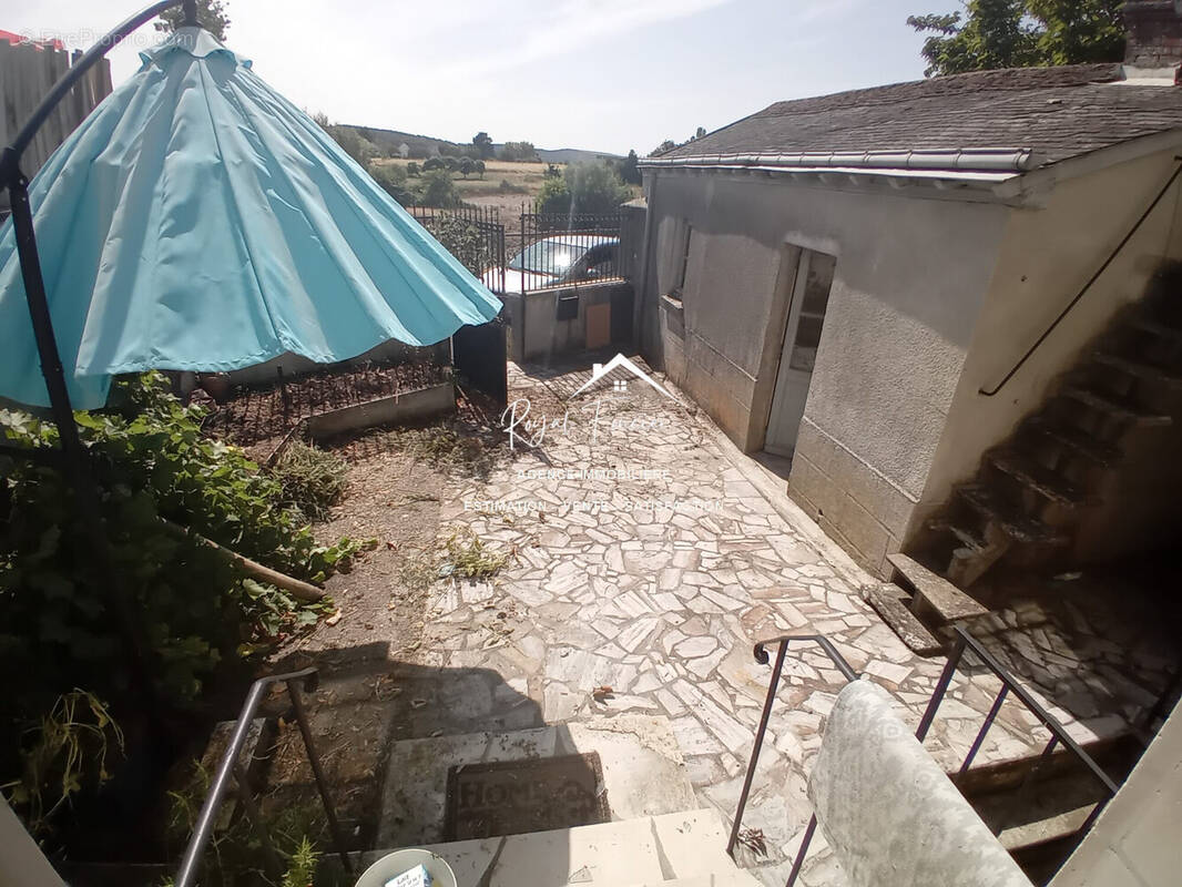 Cour avant + garage  - Maison à DESCARTES