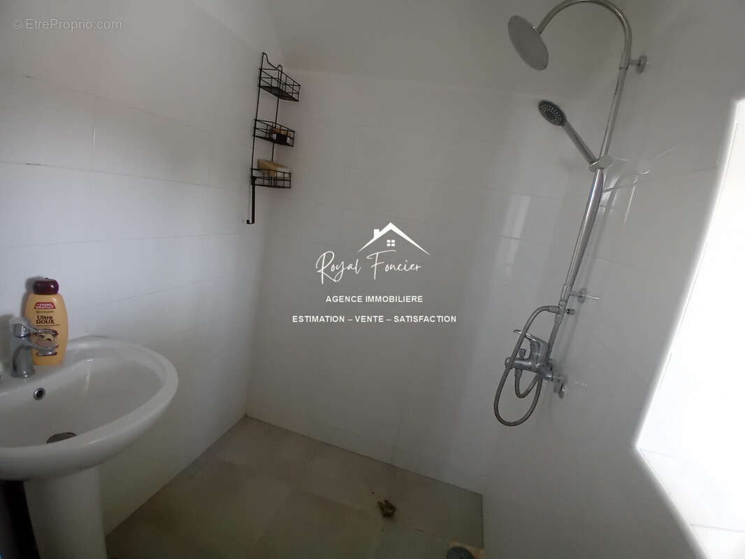 Sallle d&#039;eau dans la chambre - Maison à DESCARTES