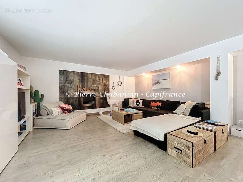 Appartement à COLLONGES-SOUS-SALEVE