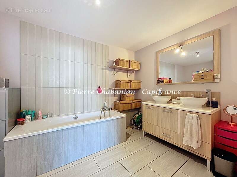 Appartement à COLLONGES-SOUS-SALEVE