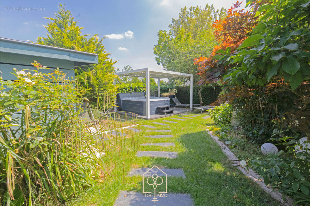 Maison à COIN-LES-CUVRY