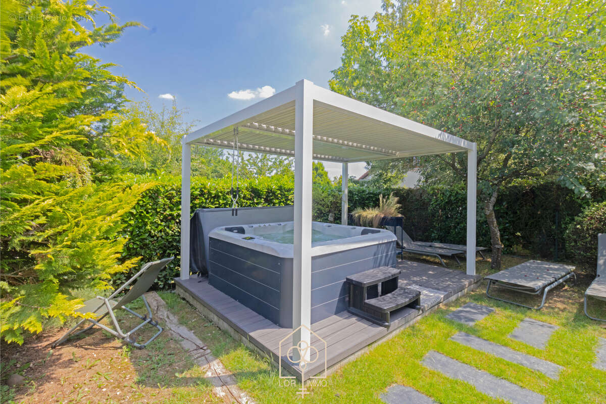 Maison à COIN-LES-CUVRY