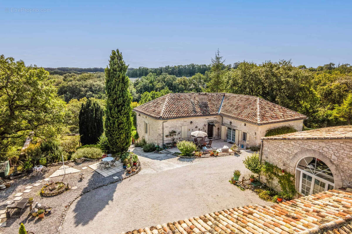 Maison à MONTAIGU-DE-QUERCY