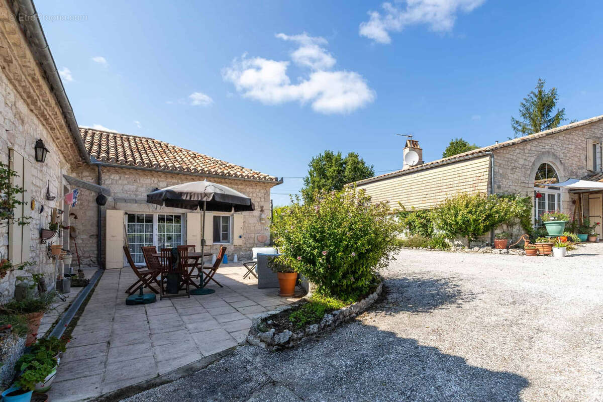 Maison à MONTAIGU-DE-QUERCY