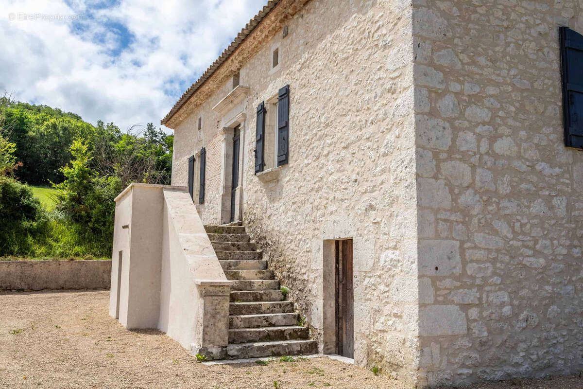 Maison à MONTAIGU-DE-QUERCY