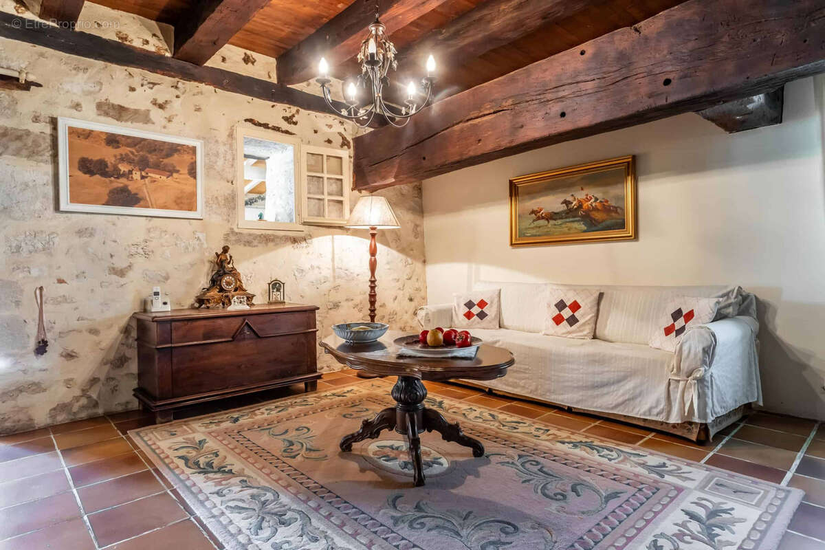 Maison à SAINT-ANTOINE-DE-FICALBA