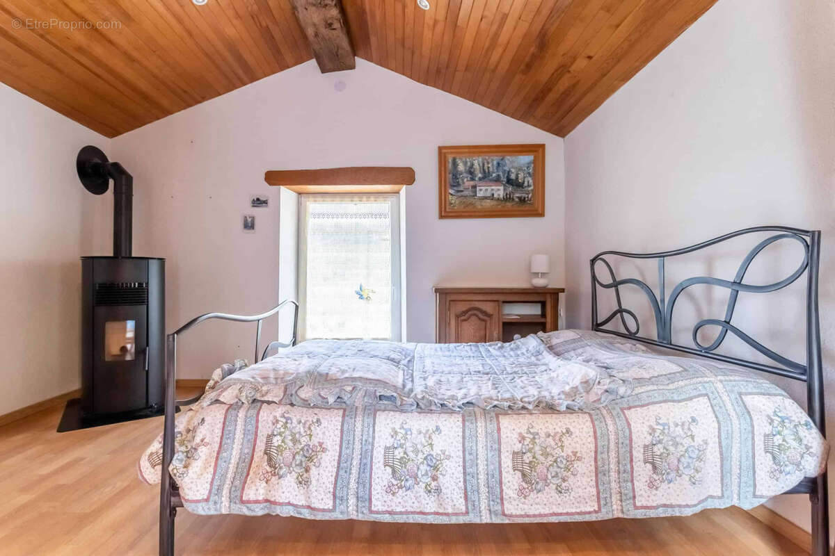 Maison à MONTAIGU-DE-QUERCY