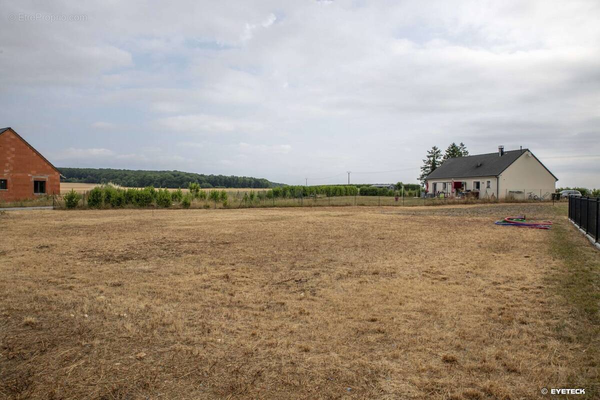 Terrain à BRECY
