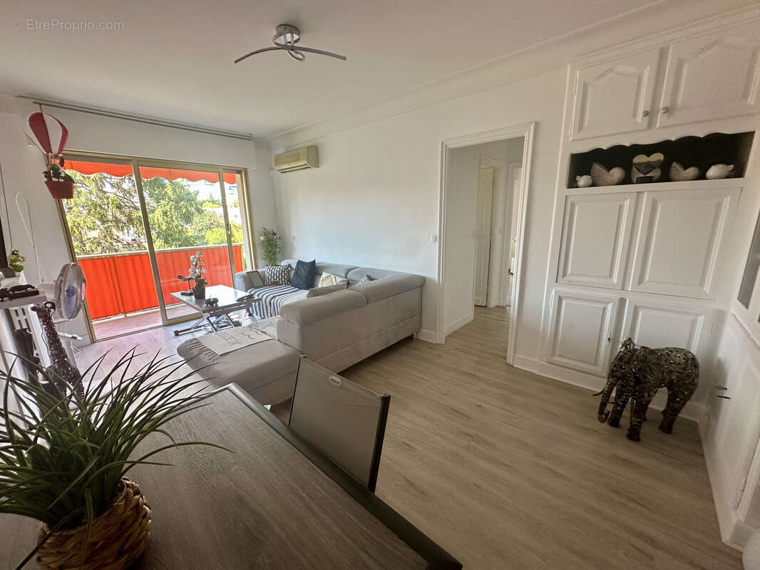 Appartement à SAINT-LAURENT-DU-VAR