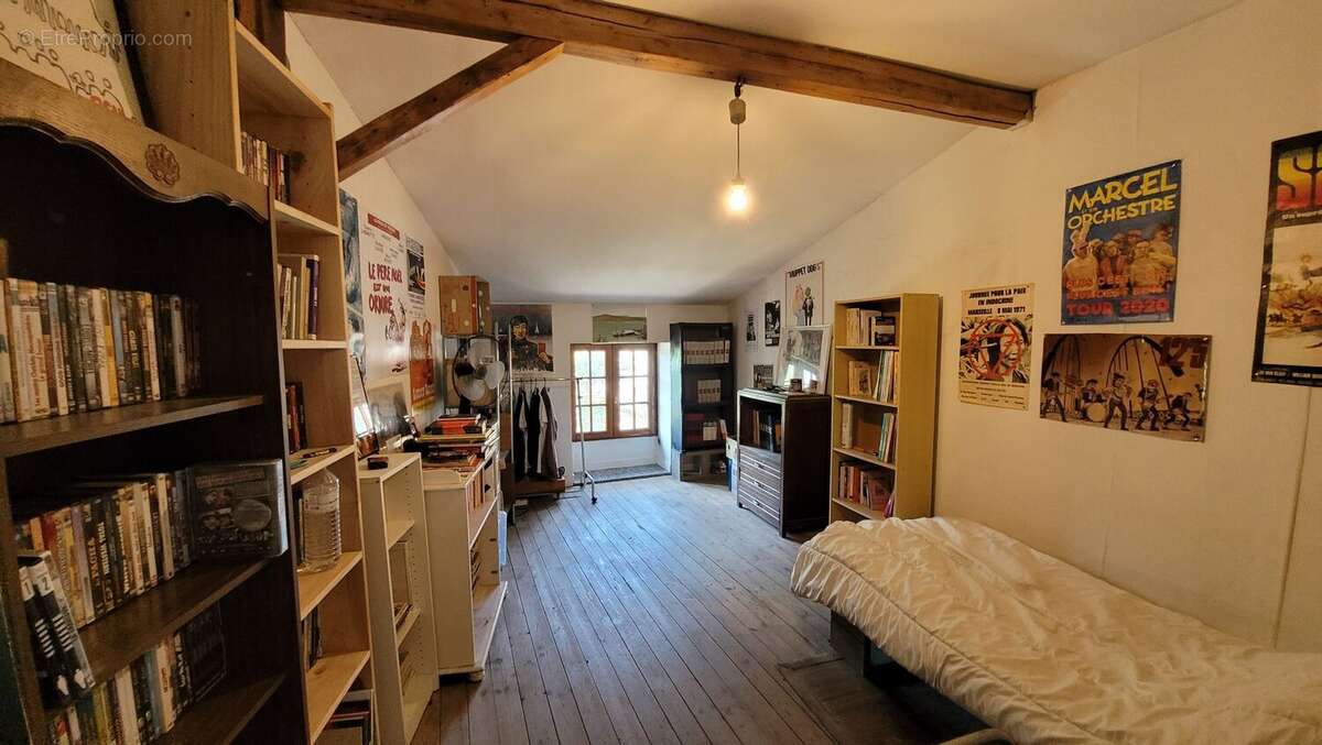 Chambre 1er étage - Maison à SAINT-MANDE-SUR-BREDOIRE