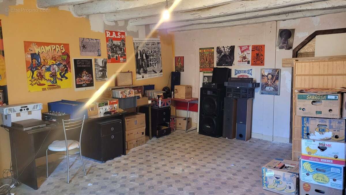 Chambre ou pièce RDC 27m² - Maison à SAINT-MANDE-SUR-BREDOIRE