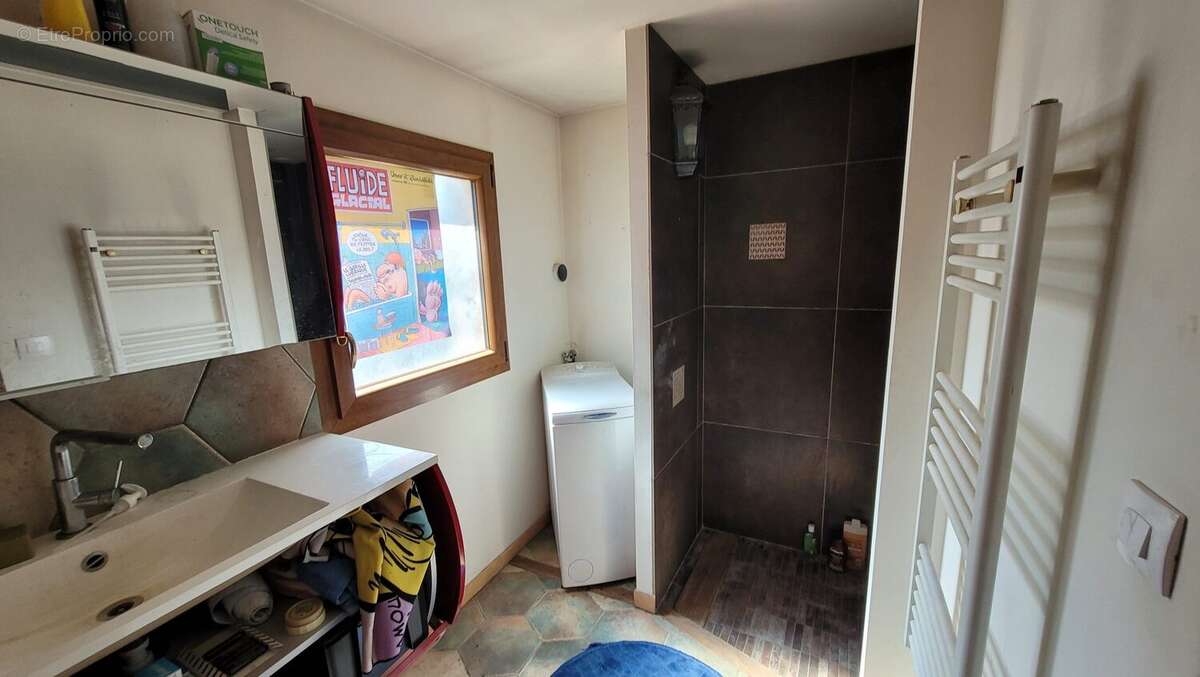 salle d&#039;eau - Maison à SAINT-MANDE-SUR-BREDOIRE