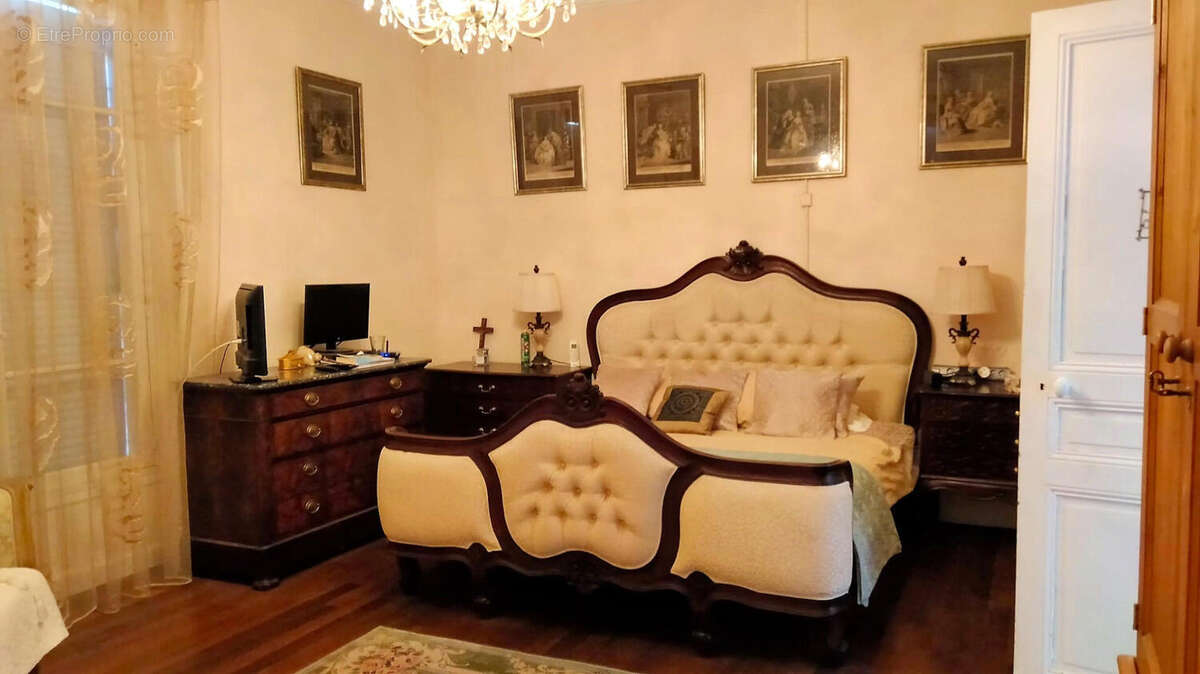 CHAMBRE - Maison à AIGRE