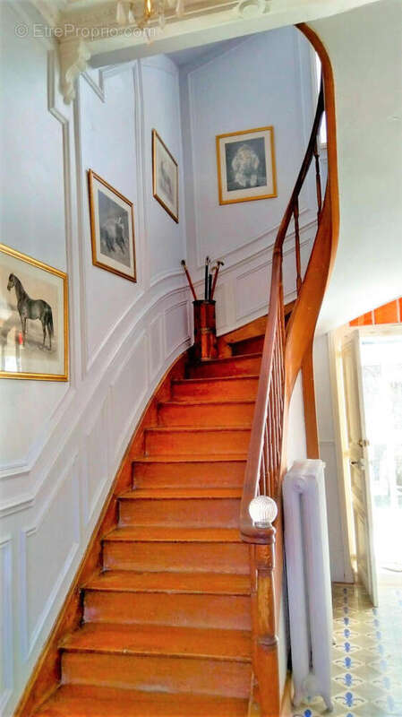 ESCALIER - Maison à AIGRE