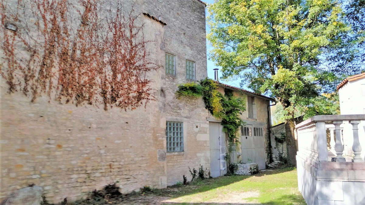 GARAGE - Maison à AIGRE