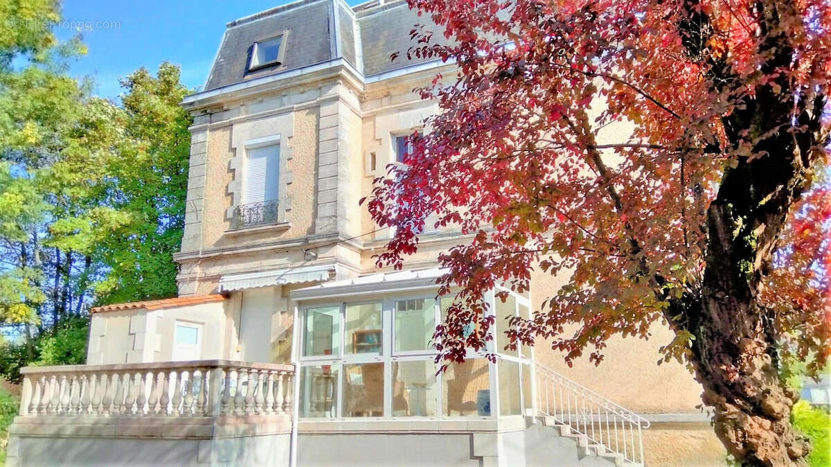 OVERVIEW - Maison à AIGRE