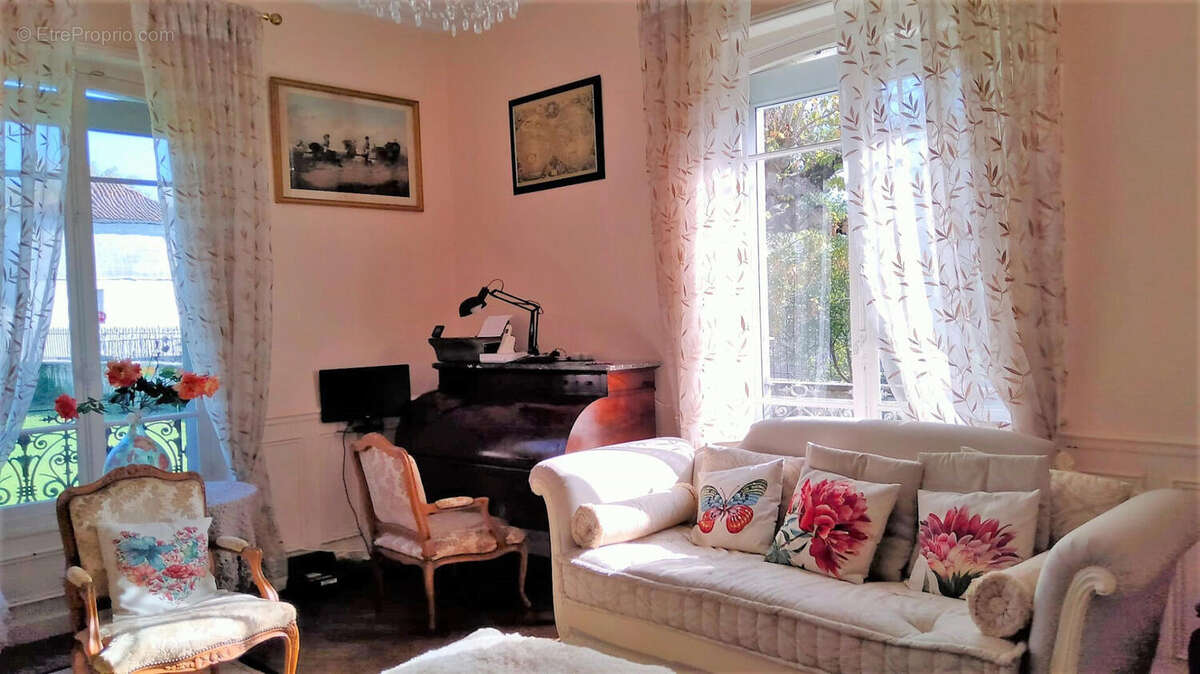 SALON - Maison à AIGRE