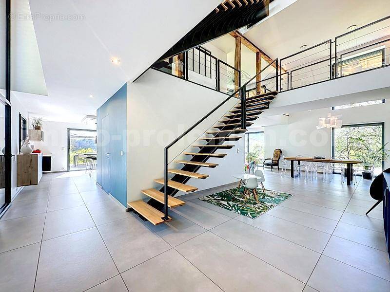 Maison_Pers_jussy_secteur_calme_8_pièces_rare_Atypique_ancien_corps_de_ferme_entièrement_rénové_frontière_Suisse_Genève_Tram_ceva_bus_SUPERBE_BEAUX_VOLUMES_FRONTALIERS_salon_séjour_cuisine_ouverte_américaine_entrée_espace - Maison à PERS-JUSSY