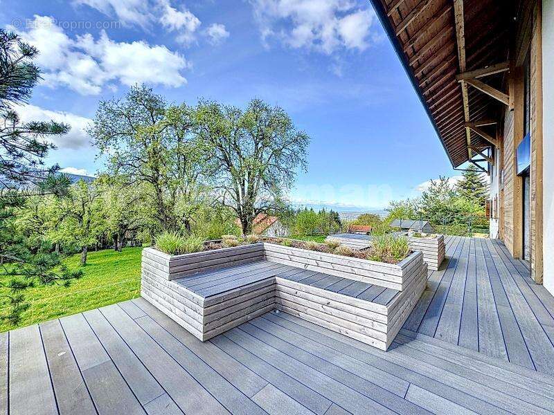 Maison_Pers_jussy_secteur_calme_8_pièces_rare_Atypique_ancien_corps_de_ferme_entièrement_rénové_frontière_Suisse_Genève_Tram_ceva_bus_salon_séjour_cuisine_ouverte_américaine_entrée_espace_étage_salon_chambre_douche_degagement_bains_chambre_bureau_piscine_ - Maison à PERS-JUSSY