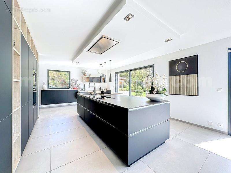 Maison_Pers_jussy_secteur_calme_8_pièces_rare_Atypique_ancien_corps_de_ferme_entièrement_rénové_frontière_Suisse_Genève_Tram_ceva_bus_SUPERBE_BEAUX_VOLUMES_FRONTALIERS_salon_séjour_cuisine_ouverte_américaine - Maison à PERS-JUSSY